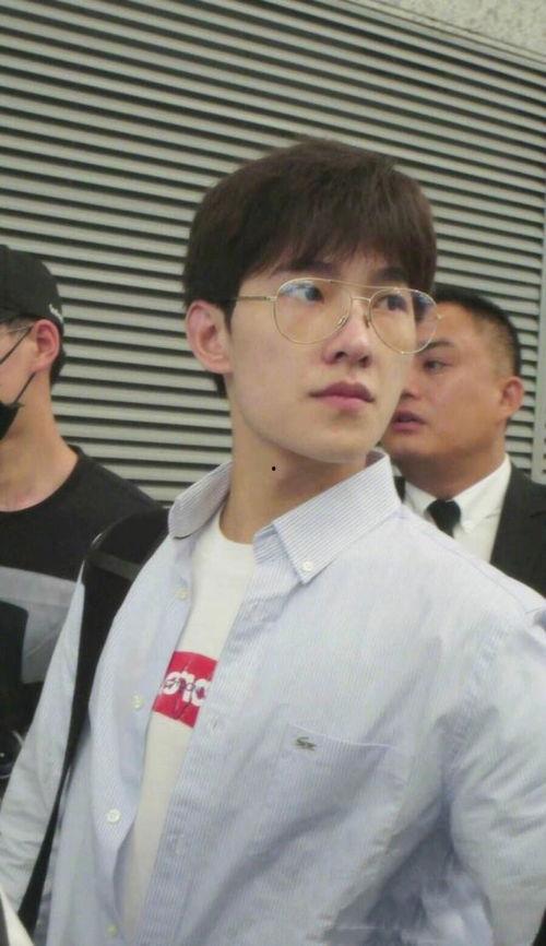 杨洋机场最新爆料,帅气偶像机场造型曝光,粉丝尖叫不已!  第3张 杨洋机场最新爆料,帅气偶像机场造型曝光,粉丝尖叫不已!  第3张